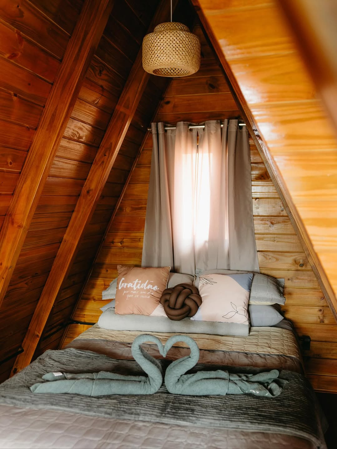 Mezanino com cama de casal no Chalé Pôr do Sol