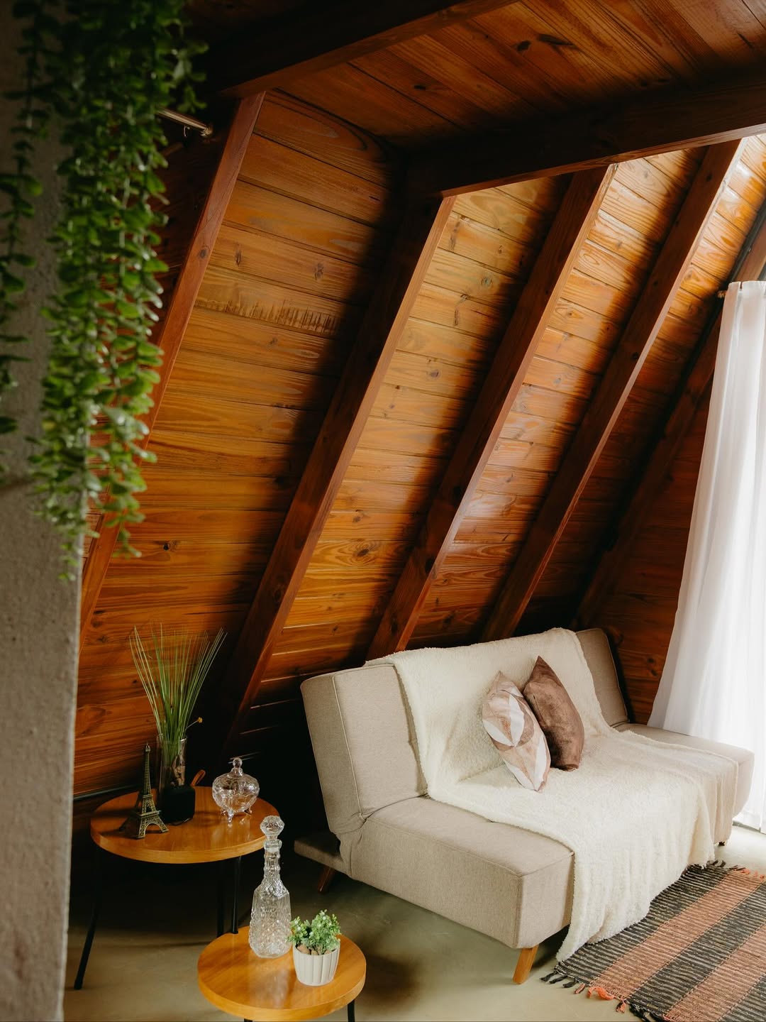 Chalé Pôr do Sol — Sala com sofá-cama