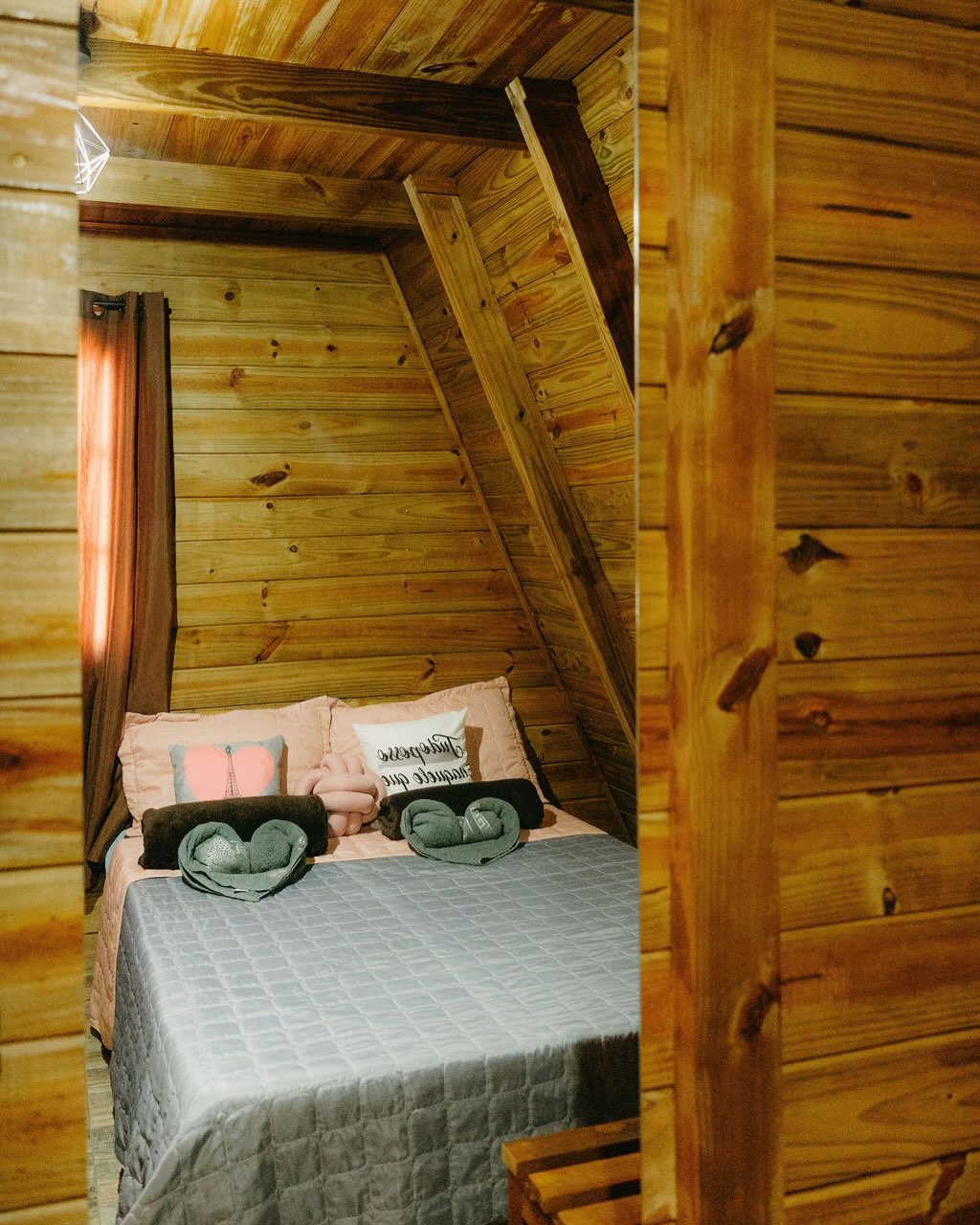 Quarto privativo com cama de casal do Chalé Sertanejo